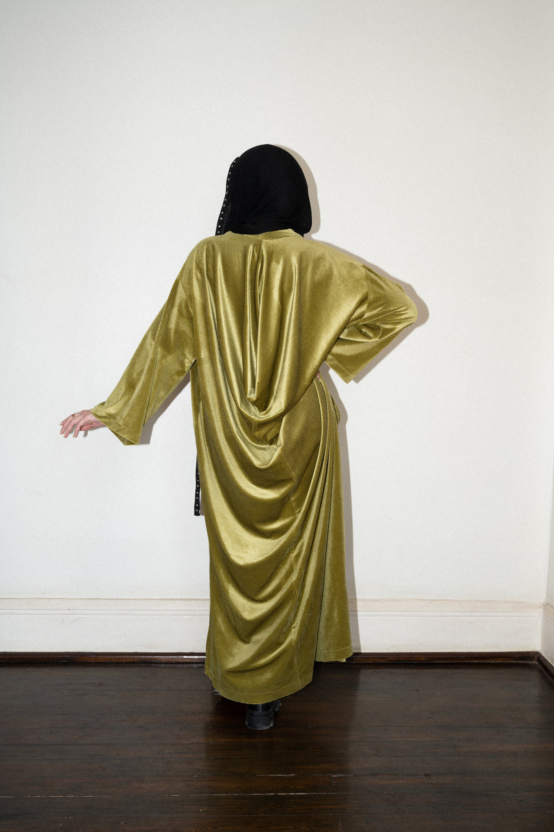 Balustrades velvet kimono with silver pin - Mustard